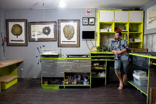 Foto Fedor Shurmelev in zijn atelier